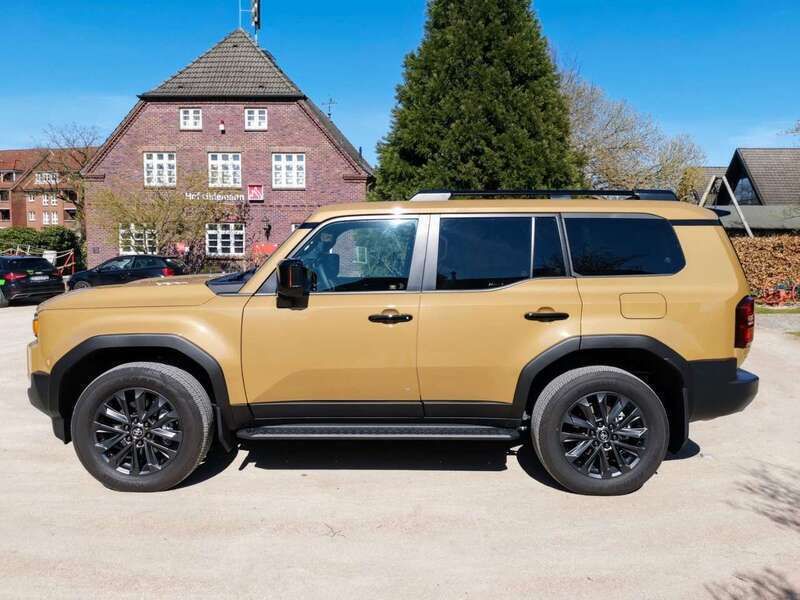 Gebraucht Toyota Land Cruiser TEC-Edition 205 PS (150 kW) 2024 Sand / light grey metallic SUV