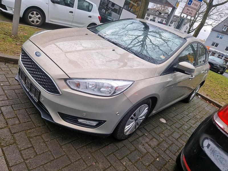 Gebraucht Ford Focus 125 PS (91 kW) 2015 Silber Kleinwagen