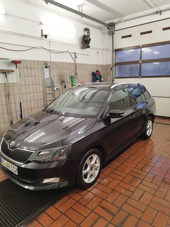 Schwarz Gebraucht 2015 Skoda Fabia Style Kombi | 9.999 € (Fairer Preis) - Bild 1/4