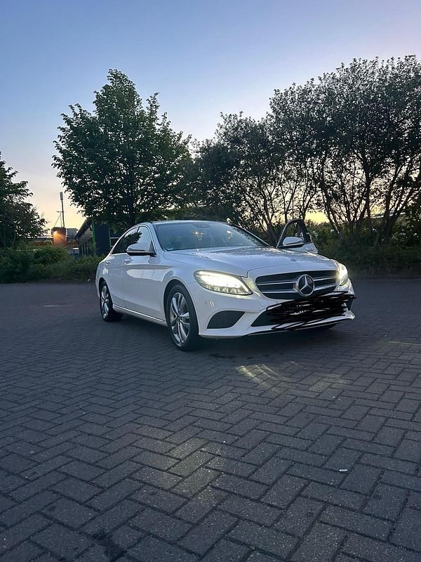 Weiß Gebraucht 2018 Mercedes C220 Limousine | 24.999 € (Etwas zu teuer) - Bild 1/4