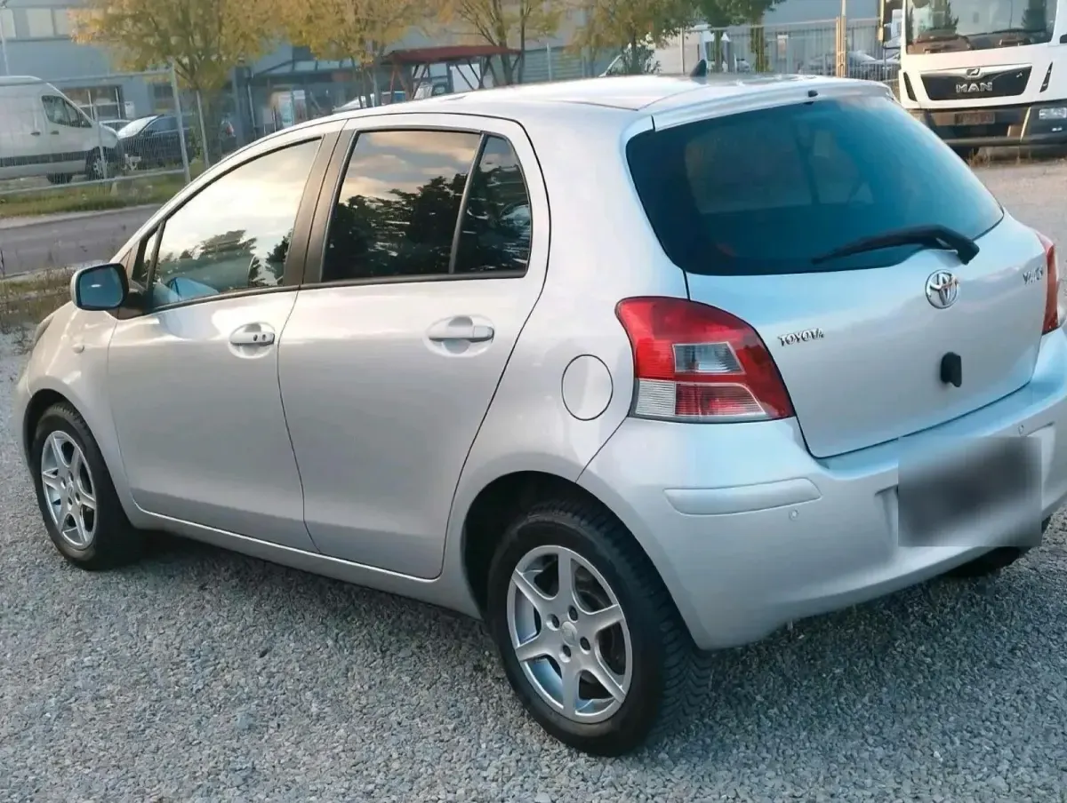 Gebraucht Toyota Yaris 101 PS (74 kW) 2011 Silber Kleinwagen