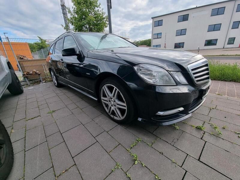 Schwarz Gebraucht 2011 Mercedes E220 Sport Kombi | 11.999 € - Bild 1/4