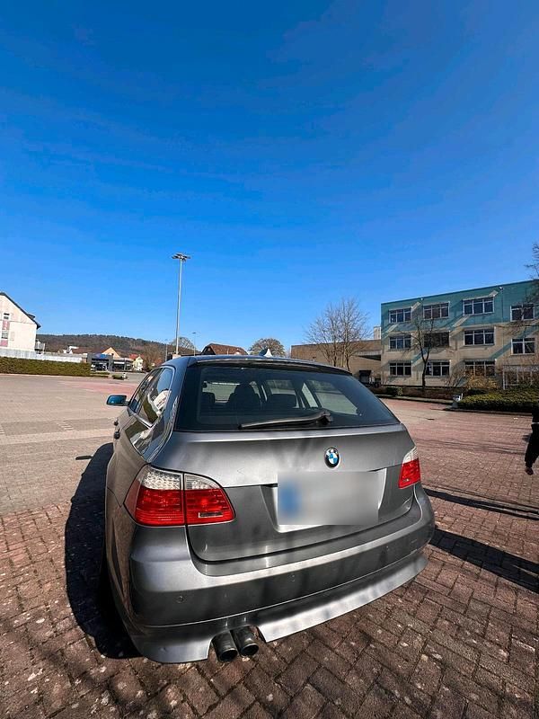 Gebraucht BMW 530 235 PS (172 kW) 2007 Grau Kombi