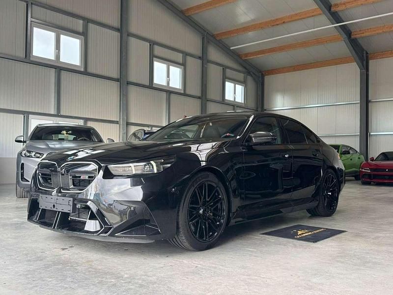 Black sapphire metallic Neu 2025 BMW M5 Performance Limousine | 151.129 € - Bild 1/4