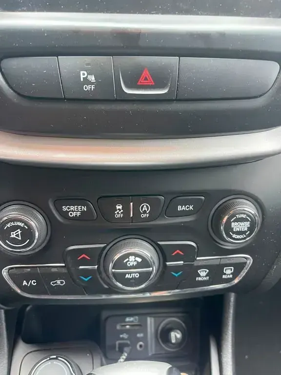 Gebraucht Jeep Cherokee Longitude 185 PS (136 kW) 2017 Weiß SUV