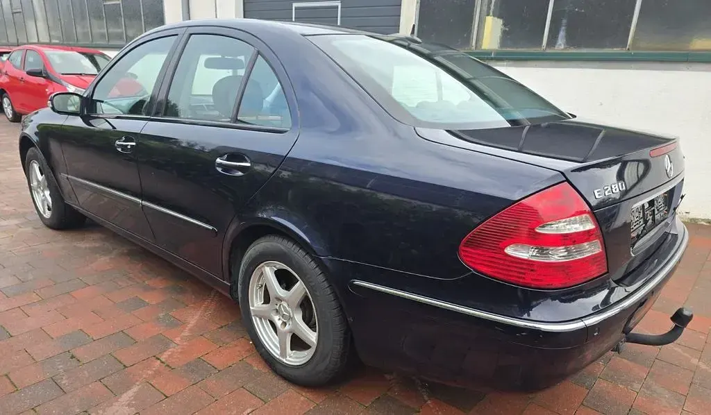 Gebraucht Mercedes E280 190 PS (139 kW) 2005 Blau Limousine