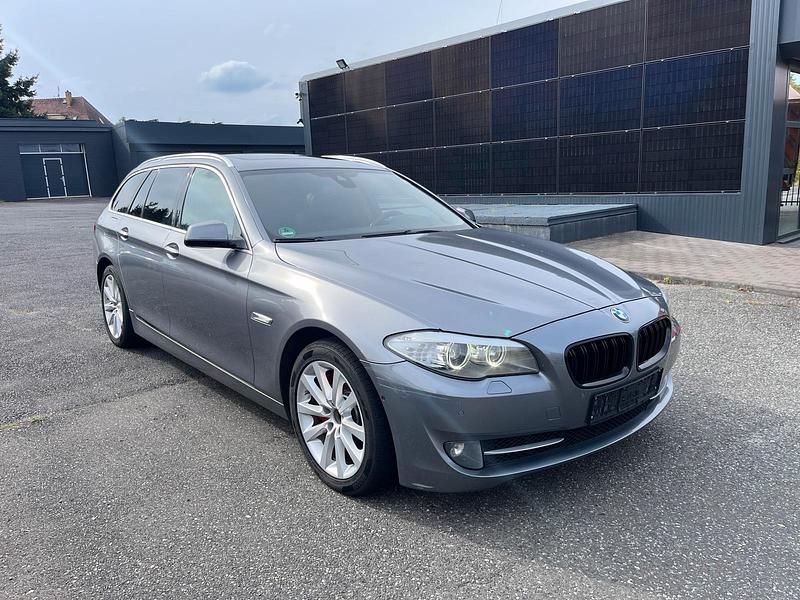 Silber Gebraucht 2012 BMW 535 Sport Line Kombi | 10.499 € - Bild 1/4