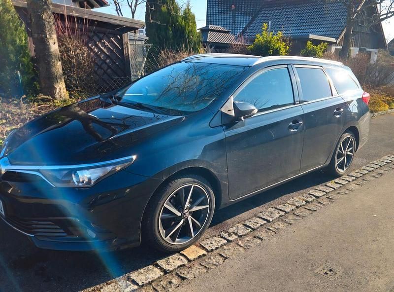 Blau Gebraucht 2017 Toyota Auris Touring Sports Comfort Kombi | 10.500 € (Fairer Preis) - Bild 1/4