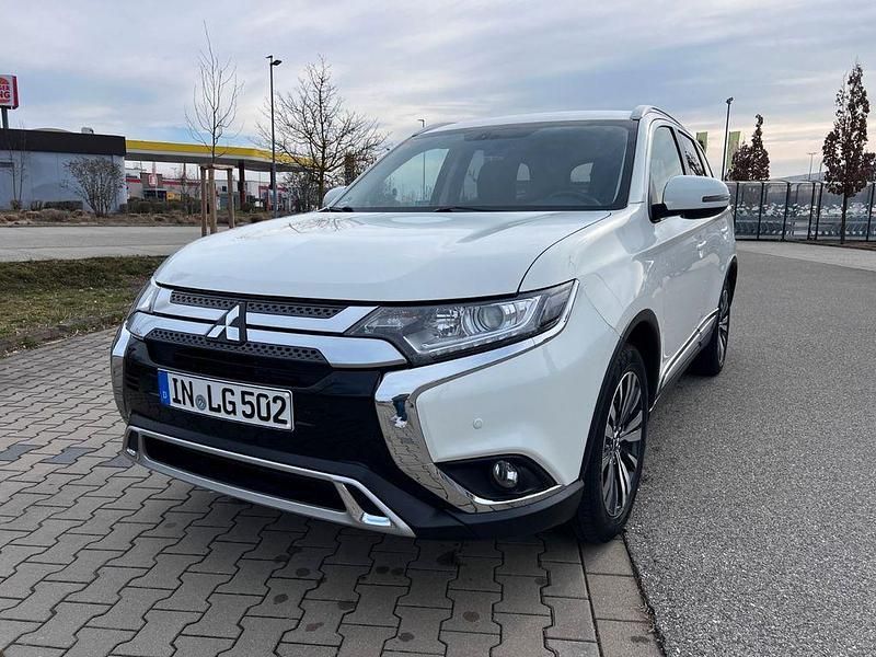 Używany Mitsubishi Outlander Active 150 KM (110 kW) 2019 Biały SUV