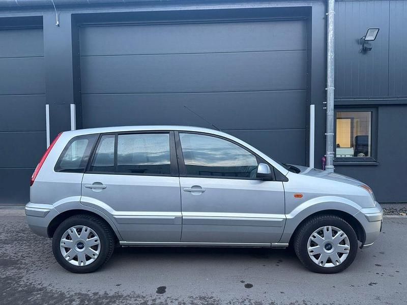 Gebraucht Ford Fusion Trend 80 PS (58 kW) 2011 Silber Kleinwagen