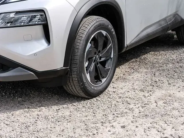 Neu Nissan X-Trail Acenta 163 PS (119 kW) 2026 M) (silber SUV