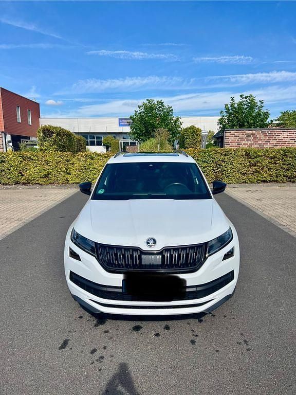 Weiß Gebraucht 2021 Skoda Kodiaq SportLine SUV | 31.900 € (Fairer Preis) - Bild 1/4