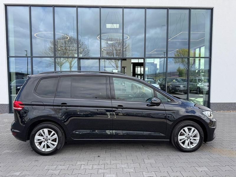 Gebraucht VW Touran Comfortline 122 PS (89 kW) 2022 Schwarz Van / Kleinbus
