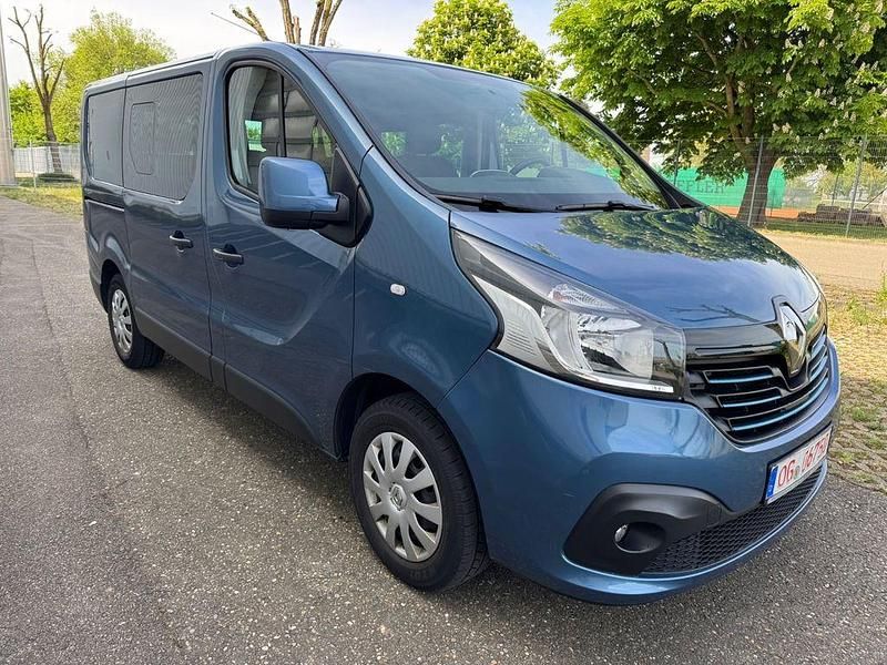 Second-hand Renault Trafic 145 CP (106 kW) 2017 Albastru Monovolum