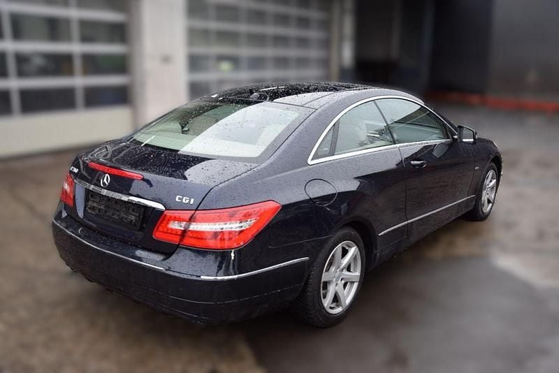 Gebraucht Mercedes E200 Elegance 184 PS (135 kW) 2010 Blau Coupé