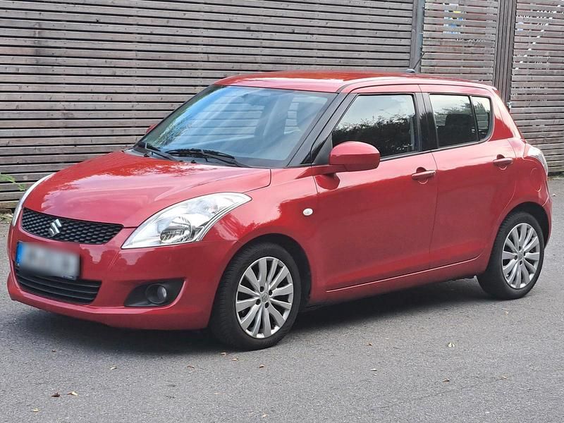 Rot Gebraucht 2013 Suzuki Swift Kleinwagen | 6.790 € (Fairer Preis) - Bild 1/4