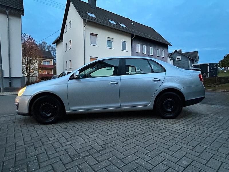 Gebraucht VW Jetta 105 PS (77 kW) 2007 Silber Limousine