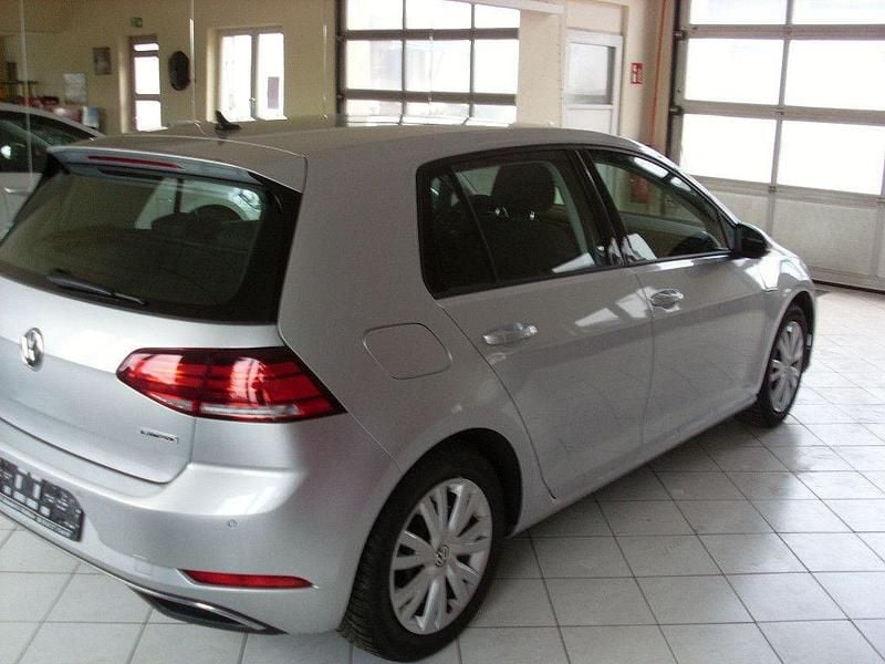 Gebraucht VW Golf VII Comfortline 131 PS (96 kW) 2018 Silber Limousine