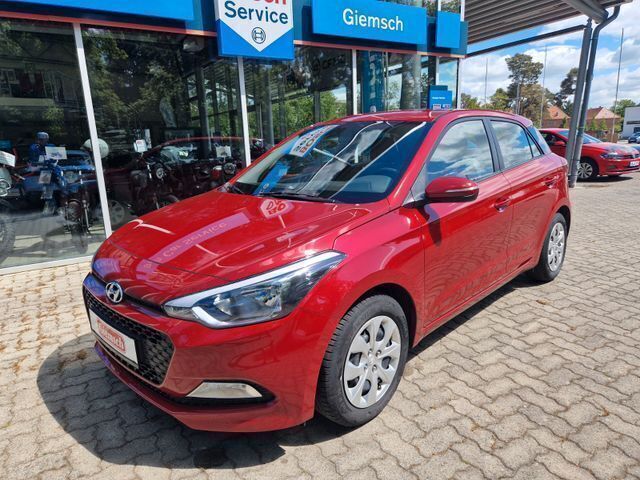 Rot Gebraucht 2015 Hyundai i20 Classic Limousine | 6.990 € - Bild 1/4