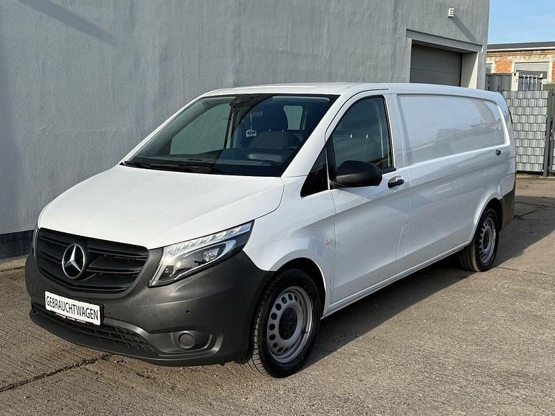 Weiß Gebraucht 2021 Mercedes Vito Van / Kleinbus | 25.800 € (Guter Preis) - Bild 1/4