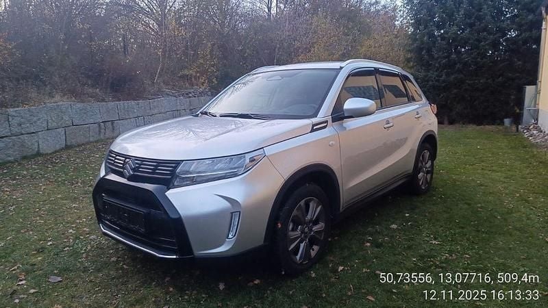 Silber Gebraucht 2024 Suzuki Vitara Comfort SUV | 21.490 € (Fairer Preis) - Bild 1/4