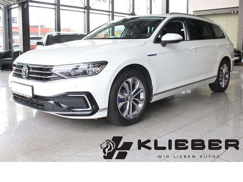 Oryxwhite perlmutteffekt Gebraucht 2020 VW Passat GTE Kombi | 19.970 € (Superpreis) - Bild 1/4