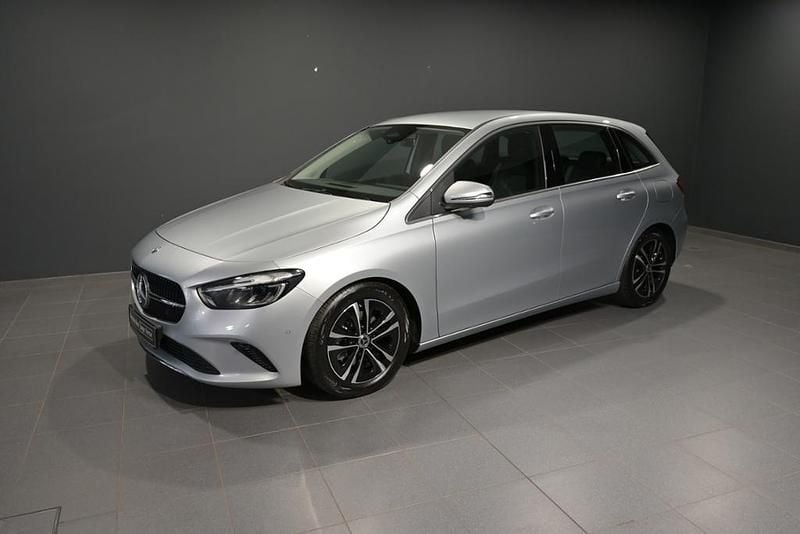 Metalliclack hightechsilber Gebraucht 2024 Mercedes B200 Progressive Van / Kleinbus | 31.900 € (Guter Preis) - Bild 1/4