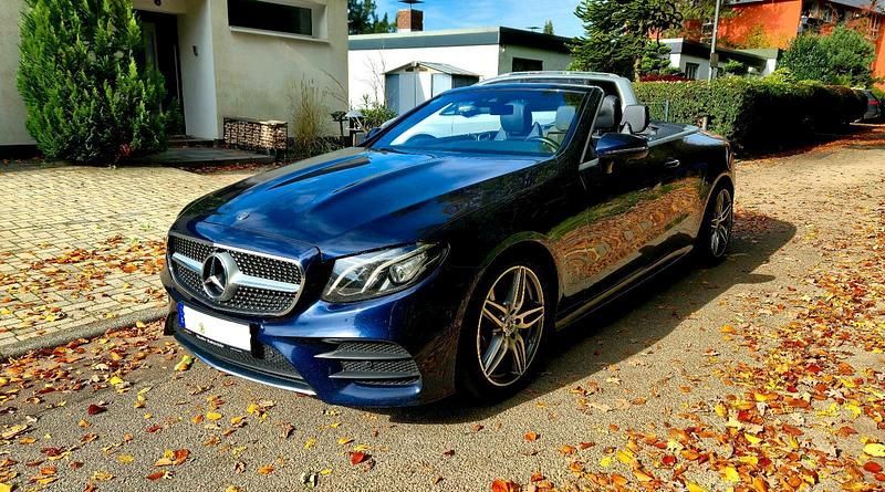 Blau Gebraucht 2019 Mercedes E220 AMG line Cabrio | 29.000 € (Guter Preis) - Bild 1/4