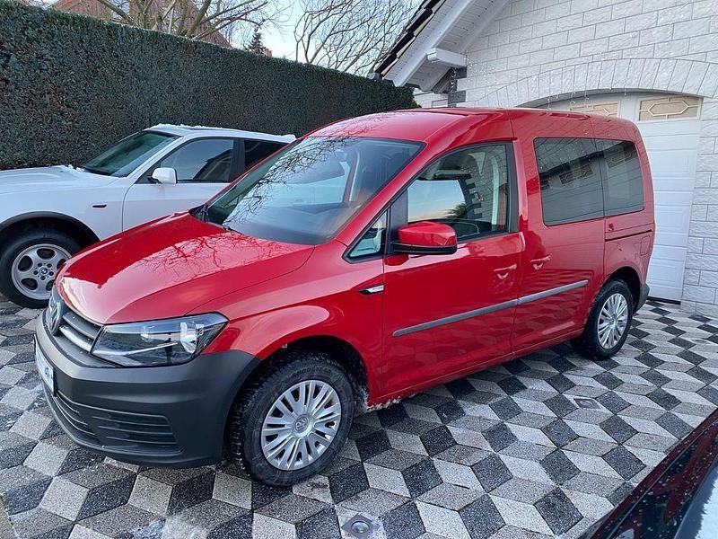 Rot Gebraucht 2019 VW Caddy Trendline Van / Kleinbus | 17.077 € (Teuer) - Bild 1/4