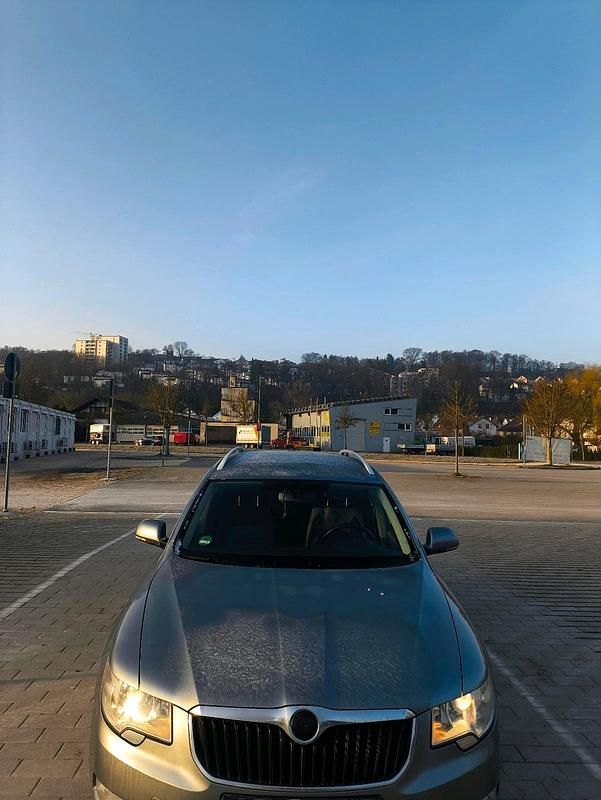 Gebraucht Skoda Superb 140 PS (102 kW) 2012 Silber Kombi