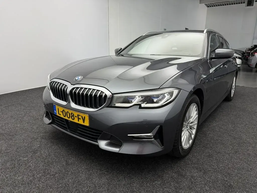 Gebraucht BMW 330e Luxury Line 292 PS (214 kW) 2021 Grau Kombi