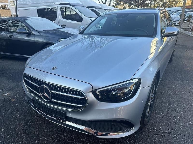 Silber Gebraucht 2022 Mercedes E220 Limousine | 28.990 € (Superpreis) - Bild 1/4