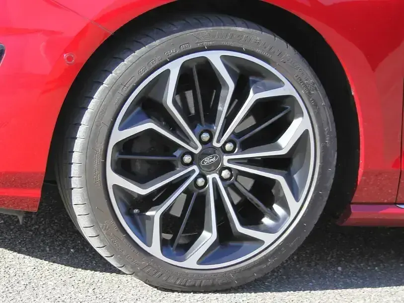 Gebraucht Ford Focus Vignale 182 PS (133 kW) 2019 Rot metallic Kombi