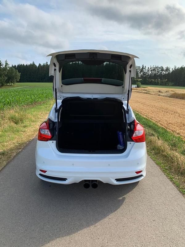 Gebraucht Ford Focus ST-Line 125 PS (91 kW) 2011 Weiß Limousine