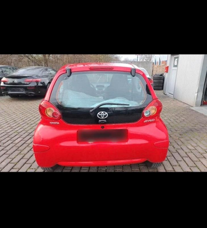 Gebraucht Toyota Aygo 70 PS (51 kW) 2006 Rot Kleinwagen