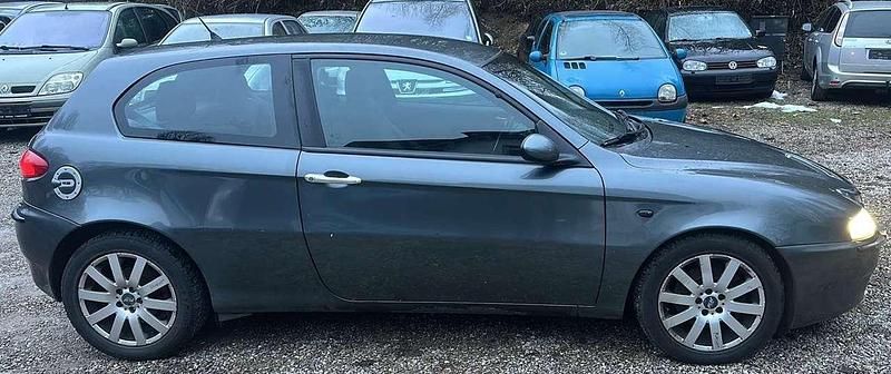 Gebraucht Alfa Romeo 147 Distinctive 105 PS (77 kW) 2003 Grau Kleinwagen
