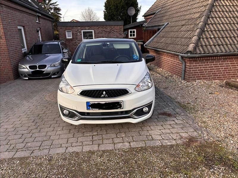 Weiß Gebraucht 2017 Mitsubishi Space Star Diamant Edition Kleinwagen | 7.250 € (Fairer Preis) - Bild 1/4