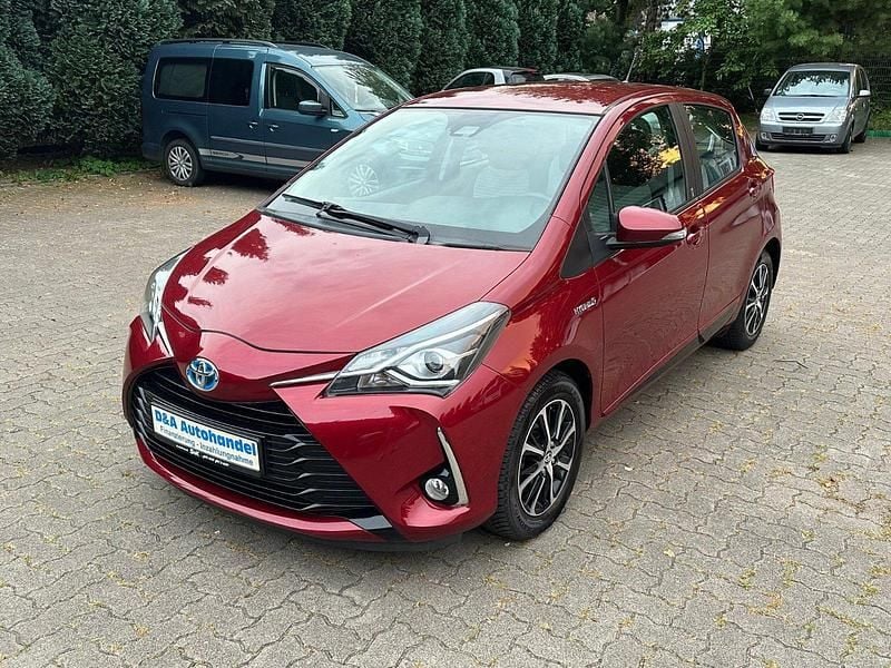 Rot Gebraucht 2018 Toyota Yaris Hybrid Team Kleinwagen | 12.490 € (Guter Preis) - Bild 1/4