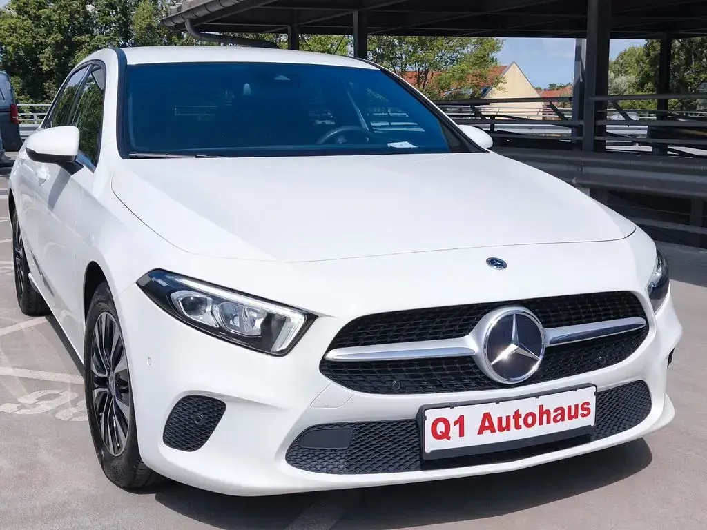 Gebraucht Mercedes A180 116 PS (85 kW) 2022 Polarweiss  unilack Limousine