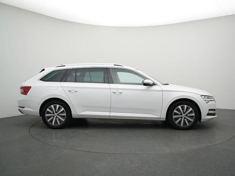 Gebraucht Skoda Superb Style 150 PS (110 kW) 2023 Weiss / moonweiß perleffekt (metallic) Kombi