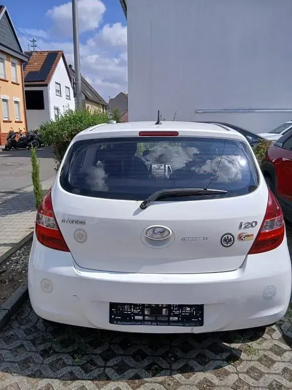 Gebraucht Hyundai i20 Edition 77 PS (56 kW) 2011 Weiß Kleinwagen