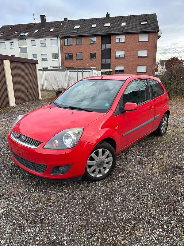 Rot Gebraucht 2007 Ford Fiesta Ghia Limousine | 1.800 € (Fairer Preis) - Bild 1/4
