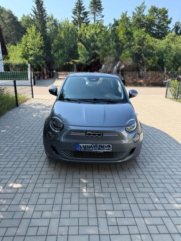 Grau Gebraucht 2022 Fiat 500e Icon Limousine | 16.900 € (Superpreis) - Bild 1/4
