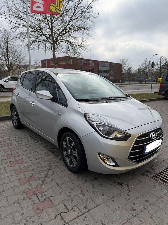 Gebraucht Hyundai ix20 125 PS (91 kW) 2016 Silber Kleinwagen