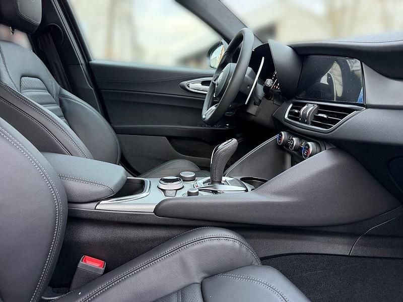 Neu Alfa Romeo Giulia Veloce 280 PS (205 kW) 2026 Colore esterno (nero vulcano, Limousine