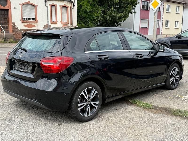 Gebraucht Mercedes A180 109 PS (80 kW) 2018 Schwarz Limousine