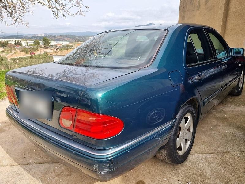 Gebraucht Mercedes E300 177 PS (130 kW) 1997 Grün Limousine