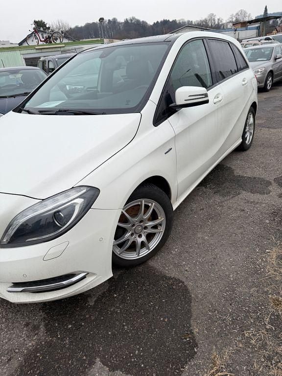 Gebraucht Mercedes B180 122 PS (89 kW) 2012 Weiß Van / Kleinbus