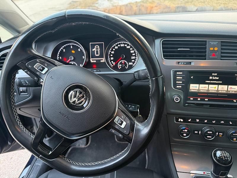 Gebraucht VW Golf VII LOUNGE 110 PS (80 kW) 2015 Blau Limousine