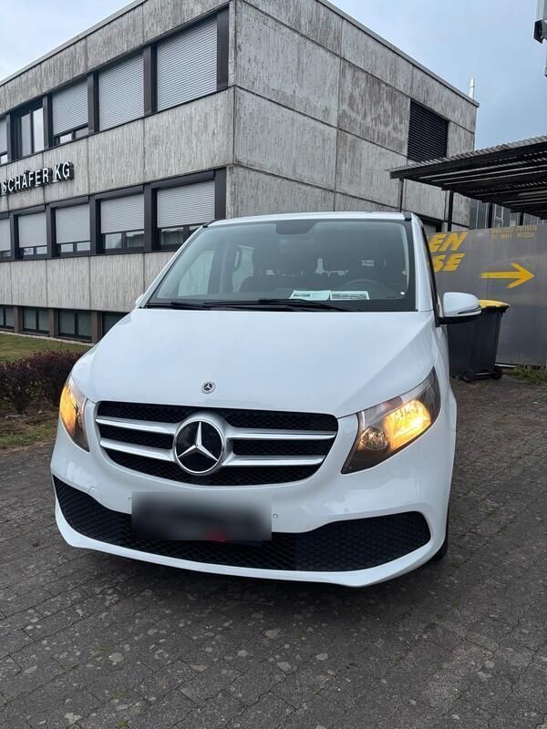 Weiß Gebraucht 2021 Mercedes V220 Van / Kleinbus | 25.999 € (Guter Preis) - Bild 1/4
